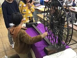 糸車をまわしてみたよ 狛江第五小学校