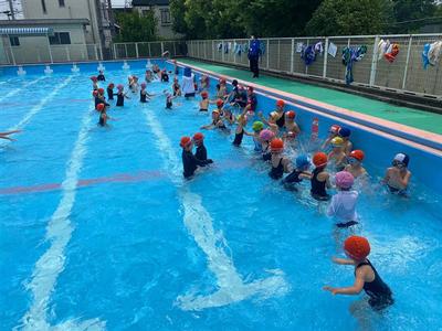 １年 初めてのプールだ 狛江第六小学校